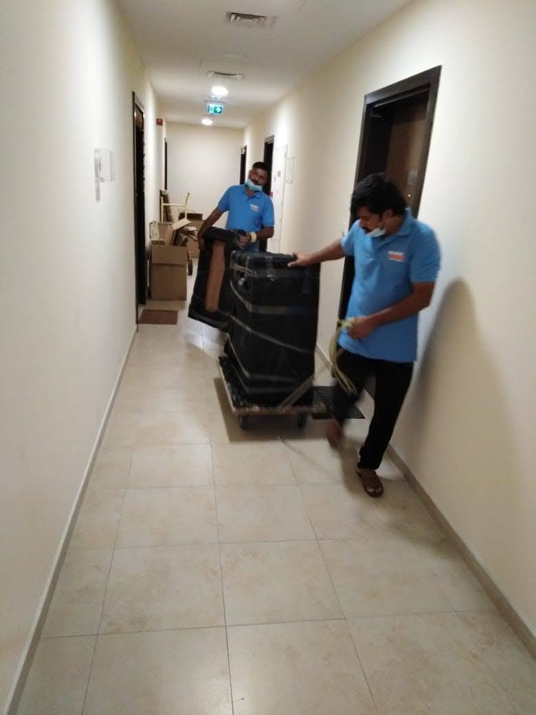 moving apartment items in dubai by blue box movers